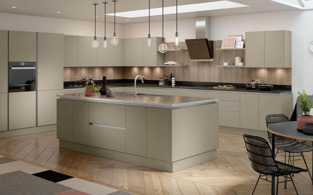 Smooth painted flat slab door kitchen with large central island, black worktops in Cassina Dakar style