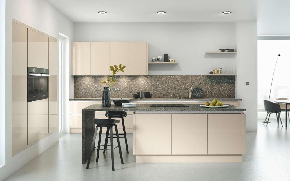 Gloss finish kitchen with grey quartz worktop island, tall recessed units in Liscio Stone Gloss style