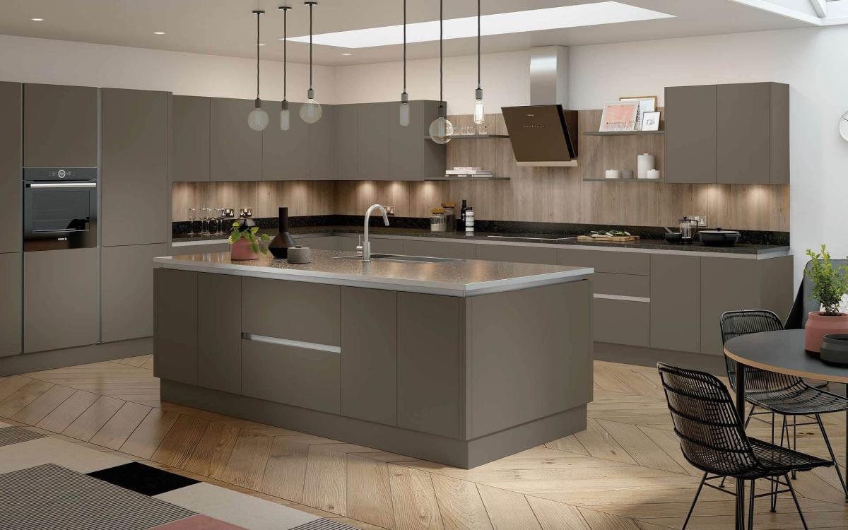 Smooth painted flat slab door kitchen with large central island, black worktops in Cassina Stone Grey style